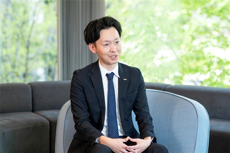 質問に答える粟根さん