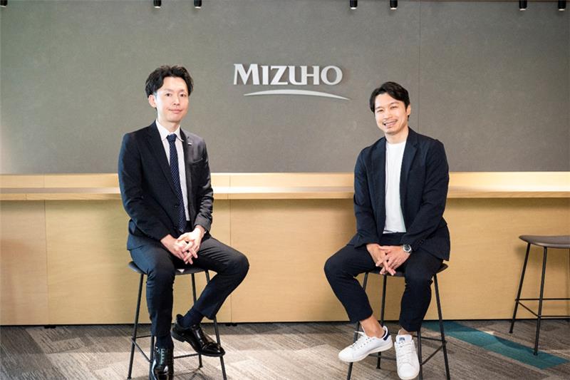 カメラ目線でほほえむ小林さんと粟根さん