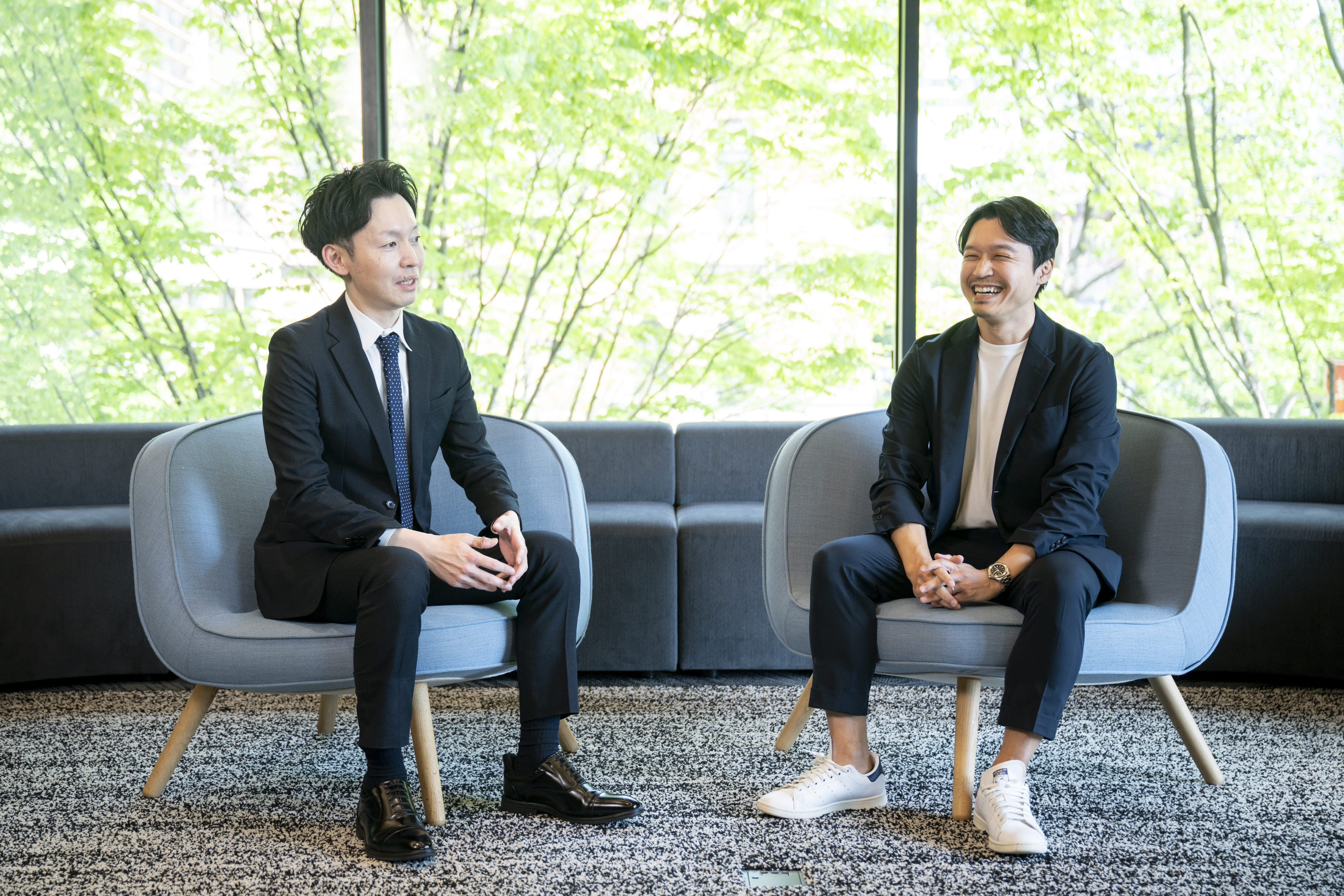 談笑する小林さんと粟根さん