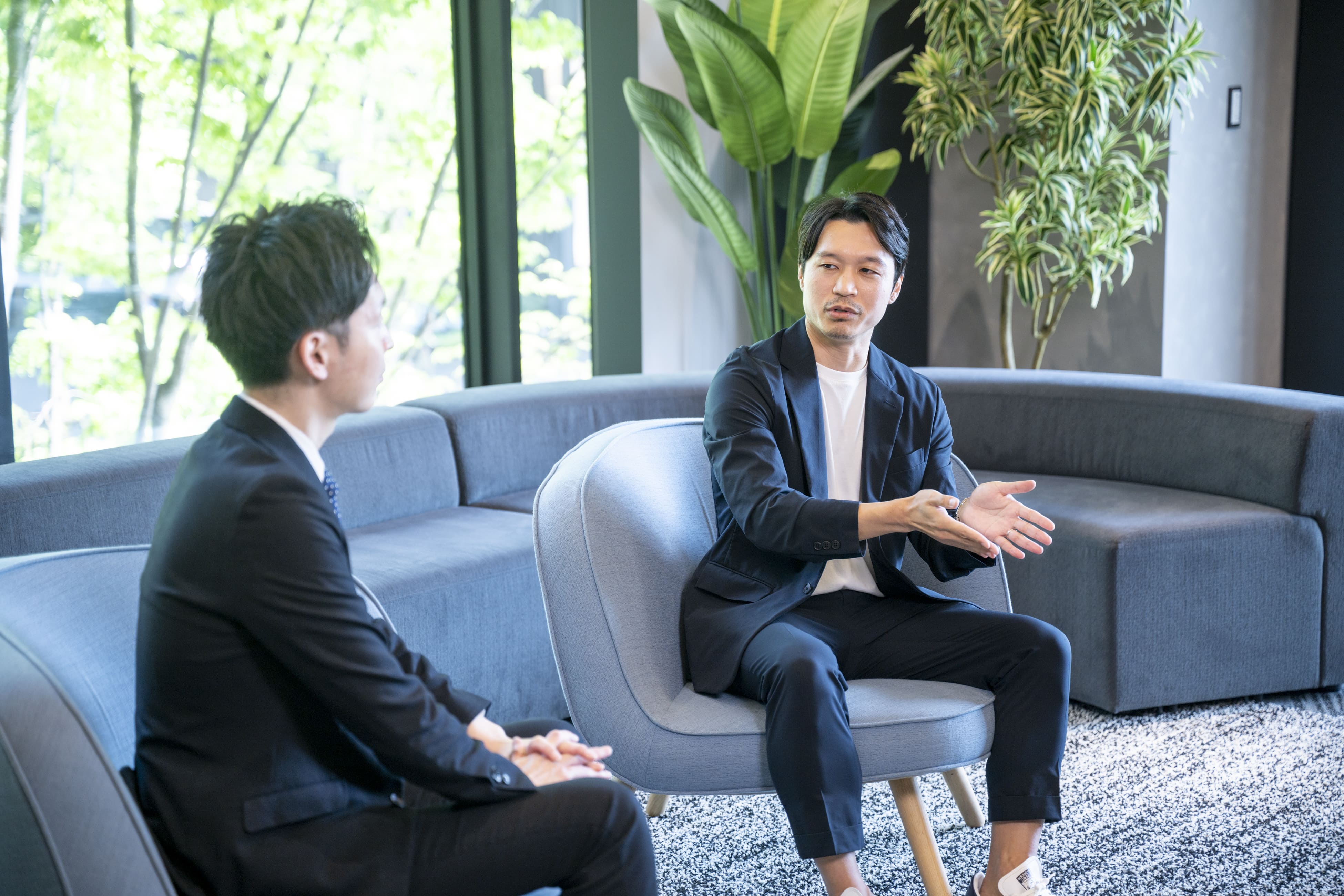 粟根さんと対話する小林さん