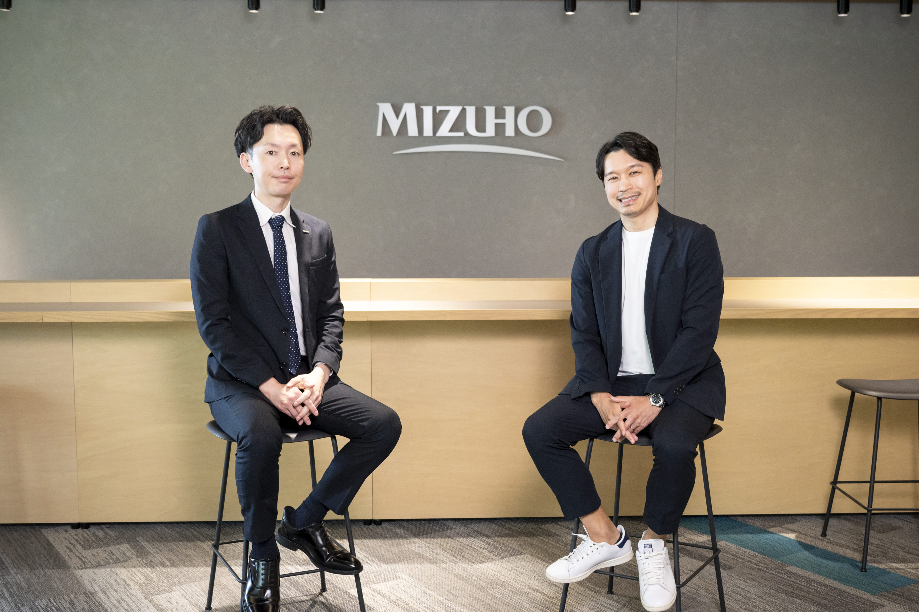 カメラ目線でほほえむ小林さんと粟根さん